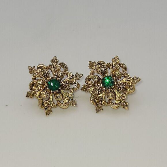 Vintage Clip On Earrings. Gold Toned With Green Rhinestone Center - Picture 1 of 4